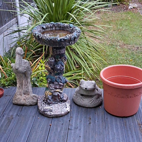 Grey pedestal bird - grey,